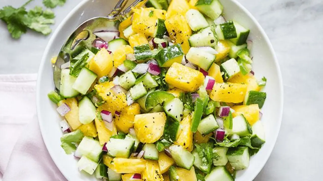 Una de las mejores opciones para introducir la pi&ntilde;a es en ensaladas