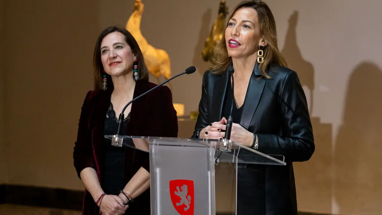 La alcaldesa de Zaragoza, Natalia Chueca junto a la consejera de Cultura, Sara Fern&aacute;ndez /Miguel G. Garc&iacute;a