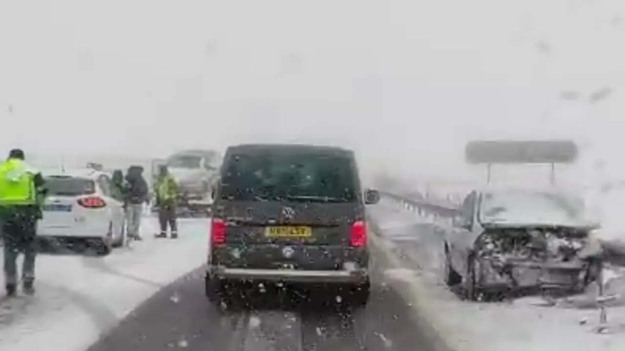 imagen de la A-2 en La Muela con grandes retenciones y accidentes de veh&iacute;culos /H.A.