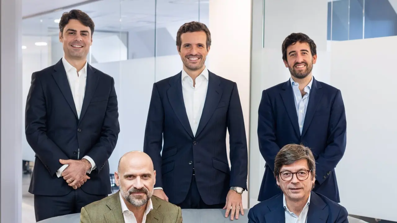 Los socios del fondo Hyperion Fund FCR, entre los que se encuentran el exl&iacute;der del PP, Pablo Casado, y el sobrino de Ana Bot&iacute;n, Ricardo G&oacute;mez-Acebo Bot&iacute;n | HYPERION