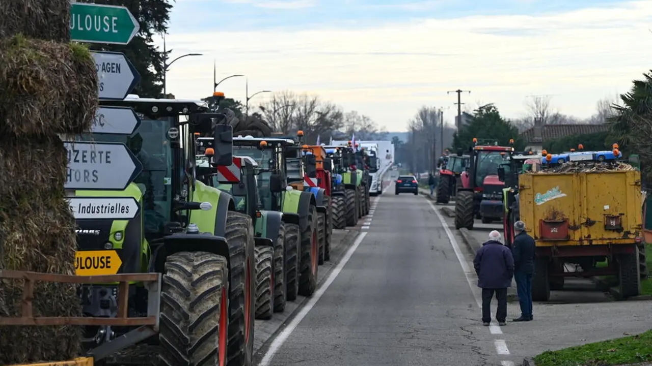 Agricultores franceses participan en una manifestaci&oacute;n con sus tractores en Valence d'Agen, sur de Francia, este lunes. La manifestaci&oacute;n ya no permite el acceso al la central nuclear de Golfech y las carreteras est&aacute;n bloqueadas. EFE/CAROLINE BLUMBERG