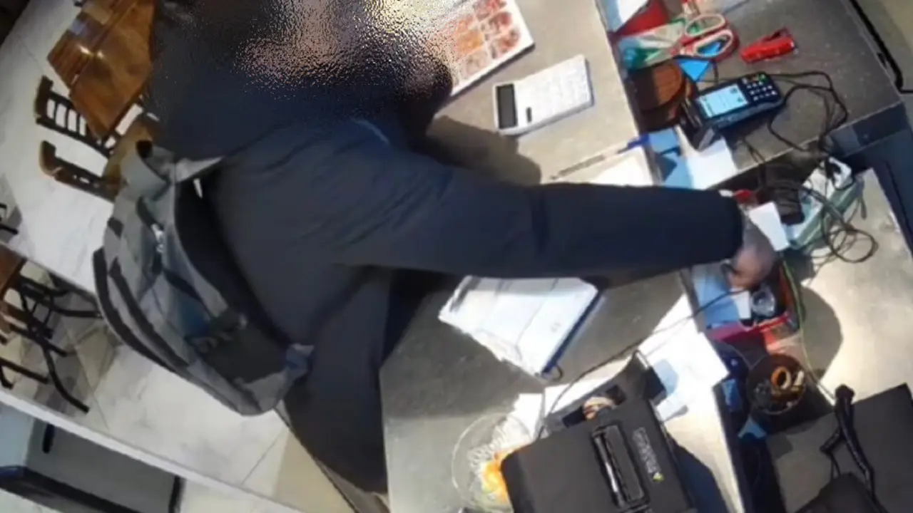 Imagen de una c&aacute;mara grabando el momento en el presuntamente roba un tel&eacute;fono m&oacute;vil /Cedida a H.A.