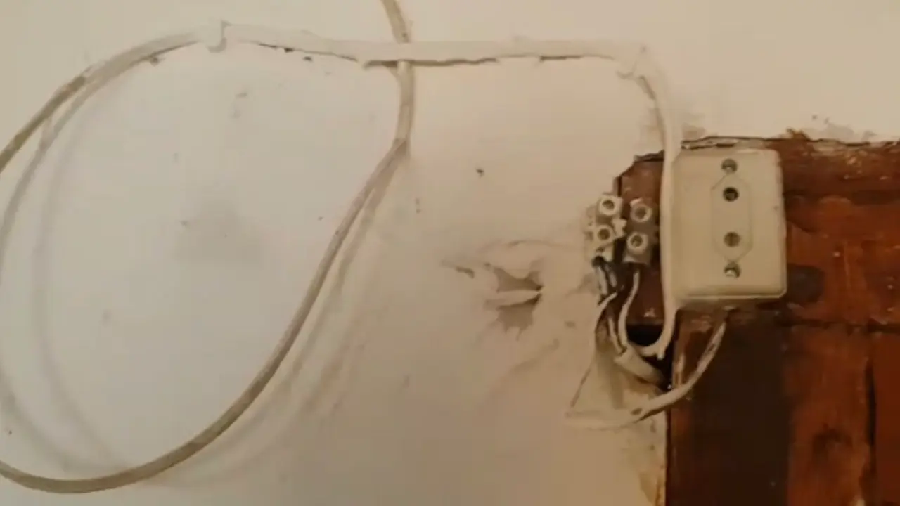 Imagen de la deficiente y antigua instalaci&oacute;n el&eacute;ctrica de la casa de la familia de Santiago /H.A.