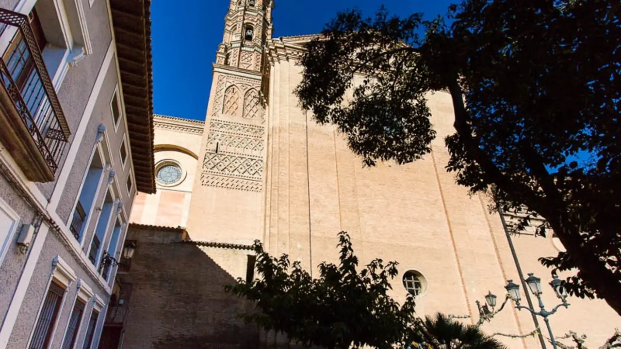 La torre mud&eacute;jar destaca sobre el caser&iacute;o de la capital de Valdejal&oacute;n / Ayt. de La Almunia