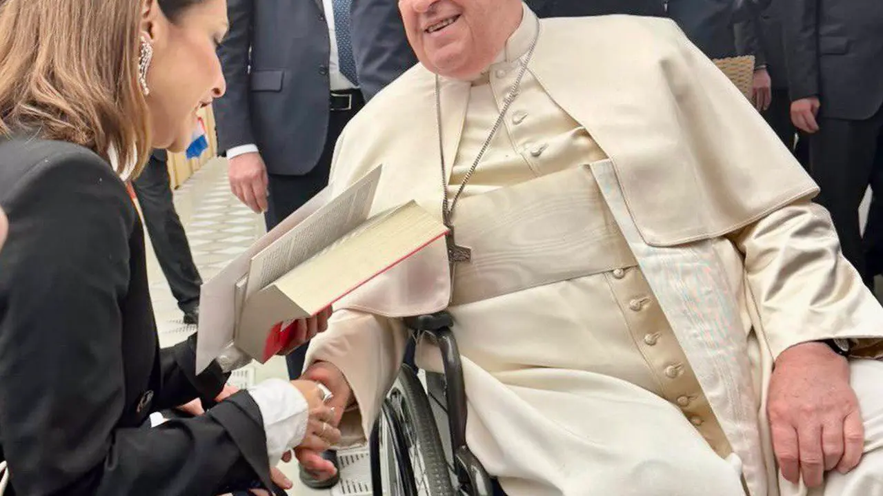 Paula Ortiz en el Vaticano con el Papa Francisco / GRAN V&Iacute;A COMUNICACI&Oacute;N