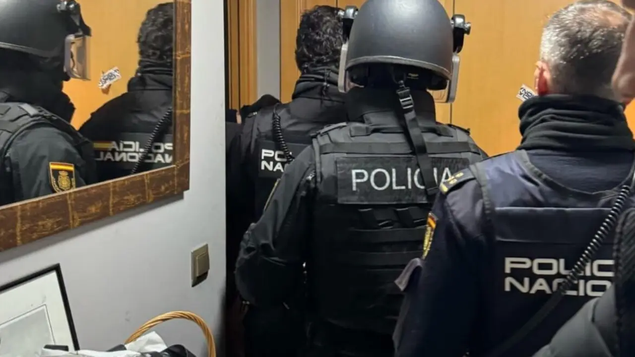 Imagen de los GOES entrando en el domicilio del atrincherado /P.N.