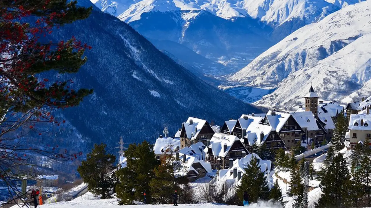 Baqueira Beret est&aacute; rodeado de un importante patrimonio cultural y natural / Baqueira Beret