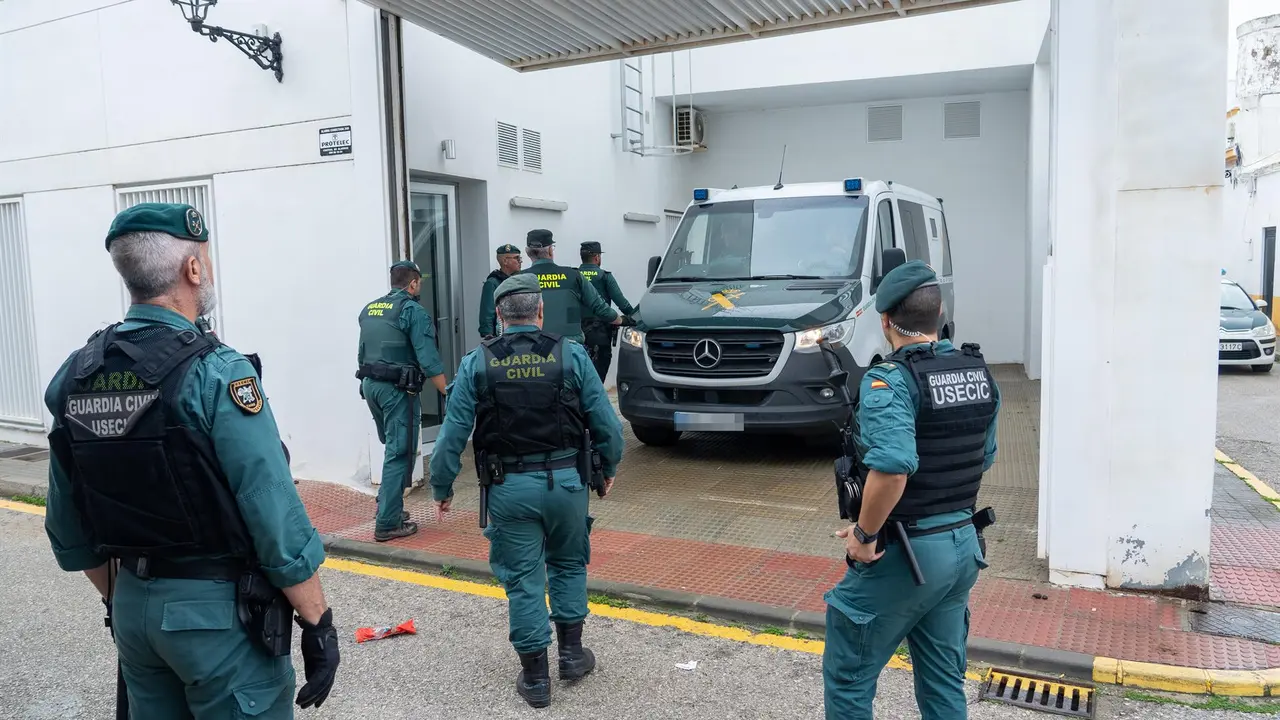 Los detenidos por la muerte de dos guardias civiles llegan a los juzgados de Barbate. Francisco J. Olmo - EP