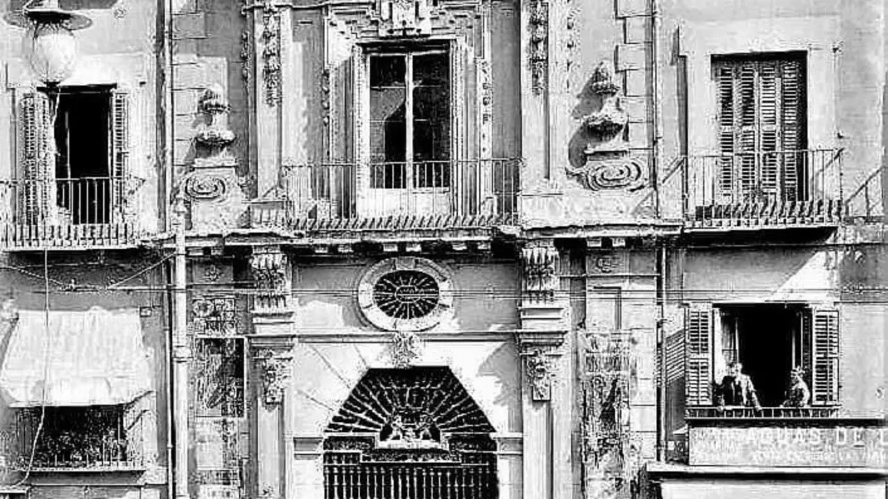 La portada de la iglesia parec&iacute;a m&aacute;s un palacio que un templo / HA