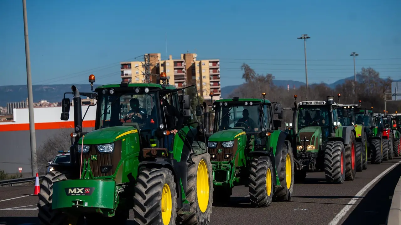Los tractores llegaron ayer al puerto de Tarragona en marcha lenta por la A-27. / Laia Solanellas - Europa Press