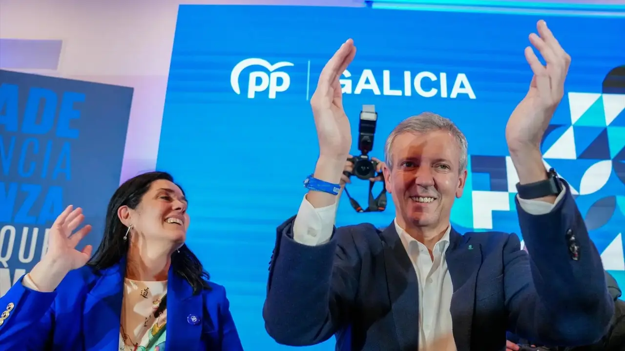 Alfonso Rueda (PP) celebrando su mayor&iacute;a absoluta en las elecciones gallegas