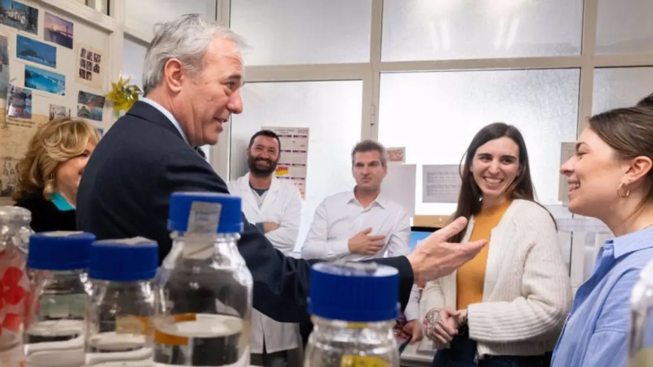 El presidente del Gobierno de Arag&oacute;n, Jorge Azc&oacute;n, visita los laboratorios donde se investiga la vacuna espa&ntilde;ola contra la tuberculosis. 
FABI&Aacute;N SIM&Oacute;N
