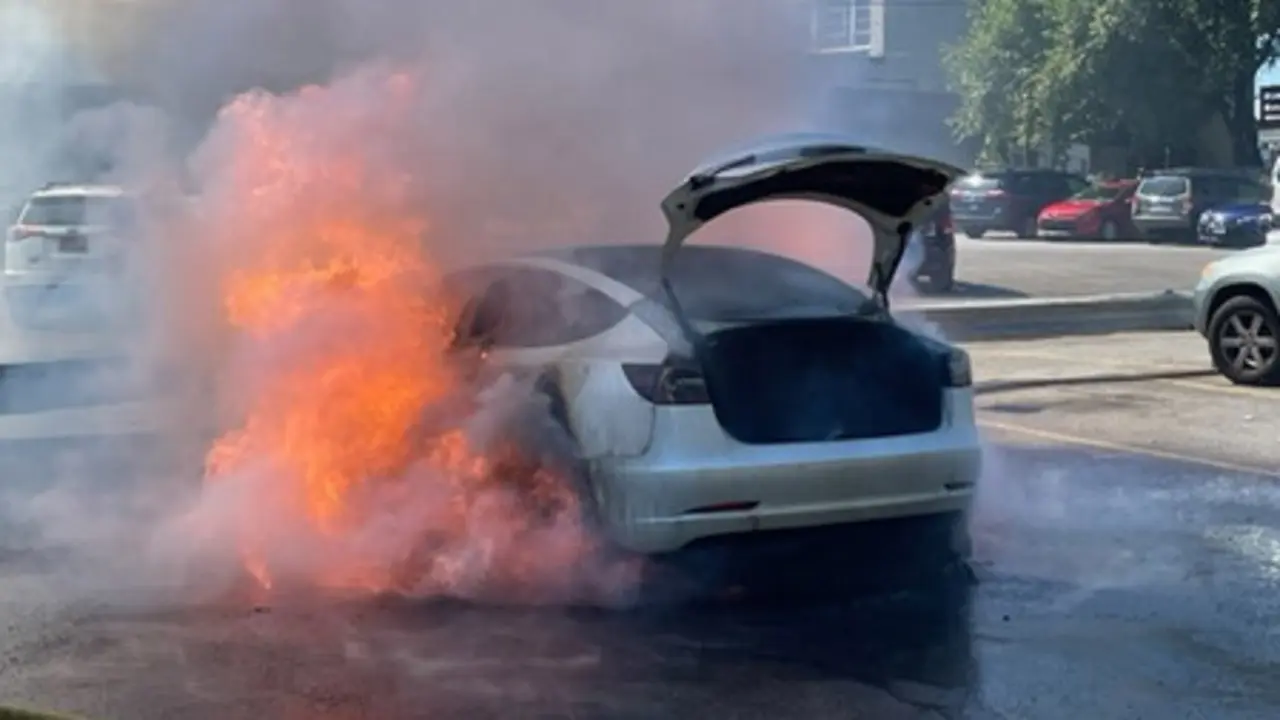 Las bater&iacute;as de litio de los coches el&eacute;ctricos tienen un mayor riesgo de incendio