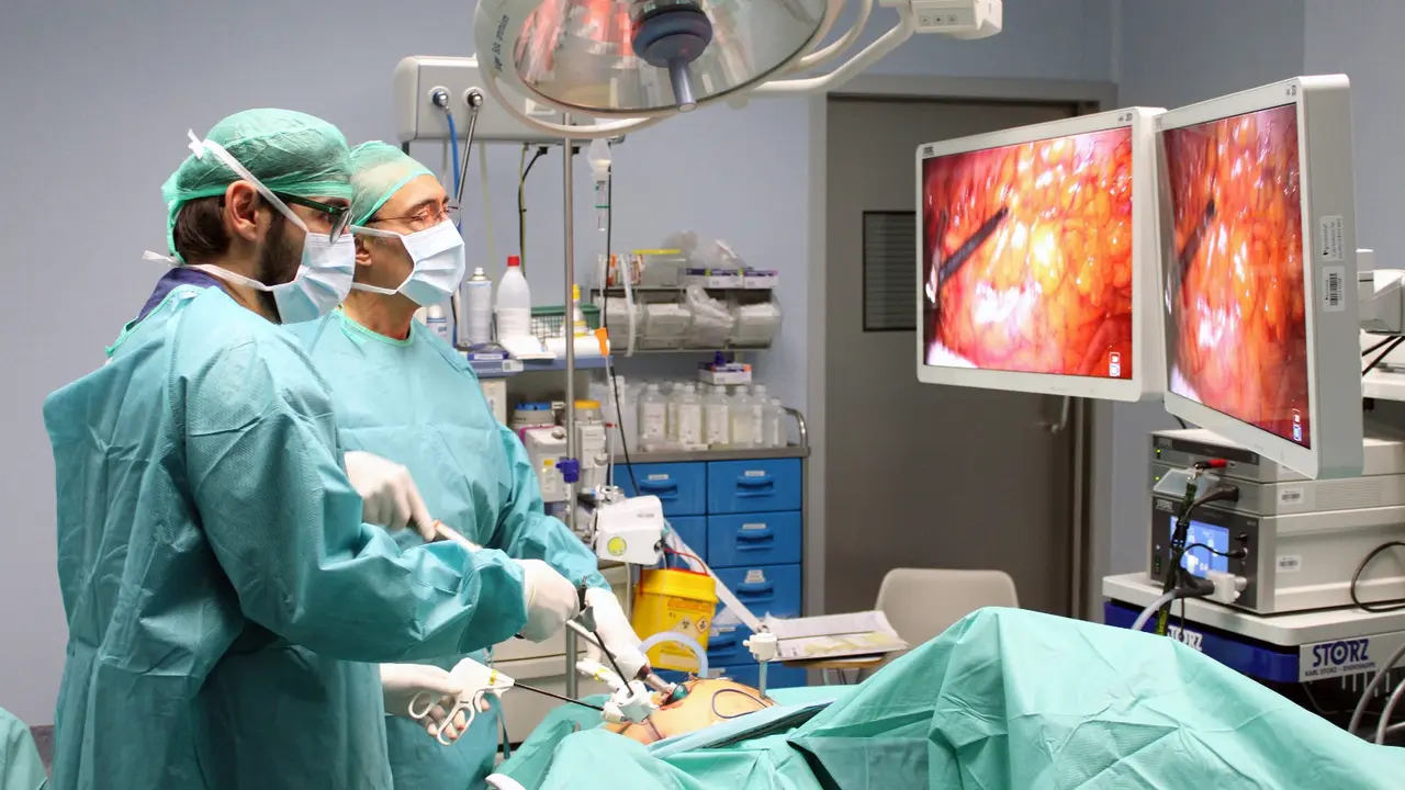 El equipo de Quir&oacute;nsalud Zaragoza realizando una intervenci&oacute;n por laparoscopia