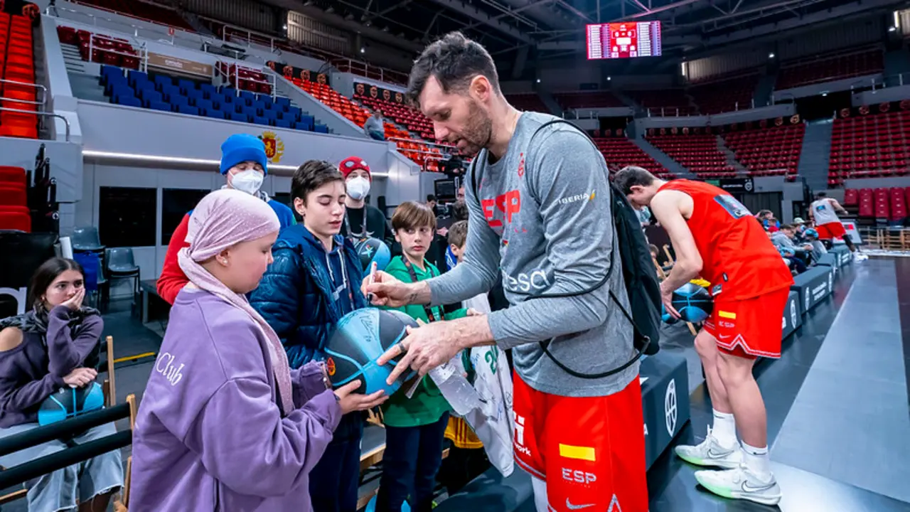 Rudy Fern&aacute;ndez, en el entrenamiento con los ni&ntilde;os de Aspanoa. / FEB - Alberto Nevado