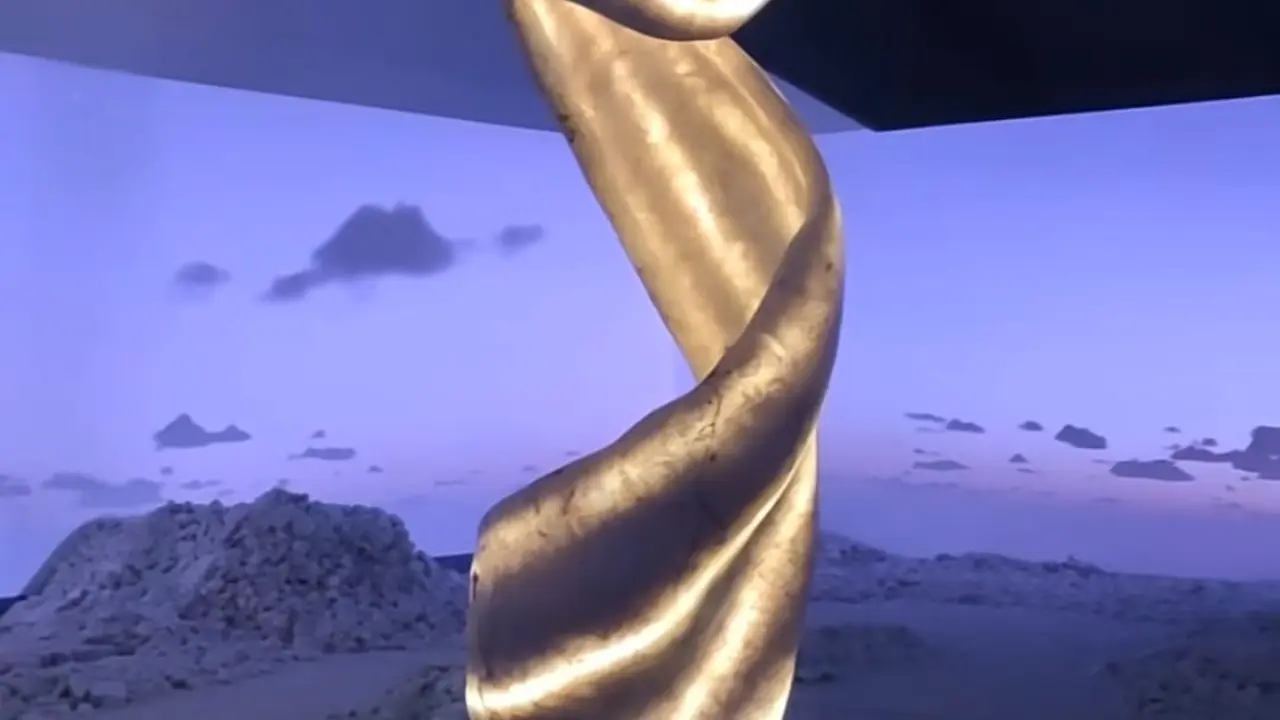 Esta l&aacute;mpara gigante retroiluminada de alabastro es la estrella de la expo / HA