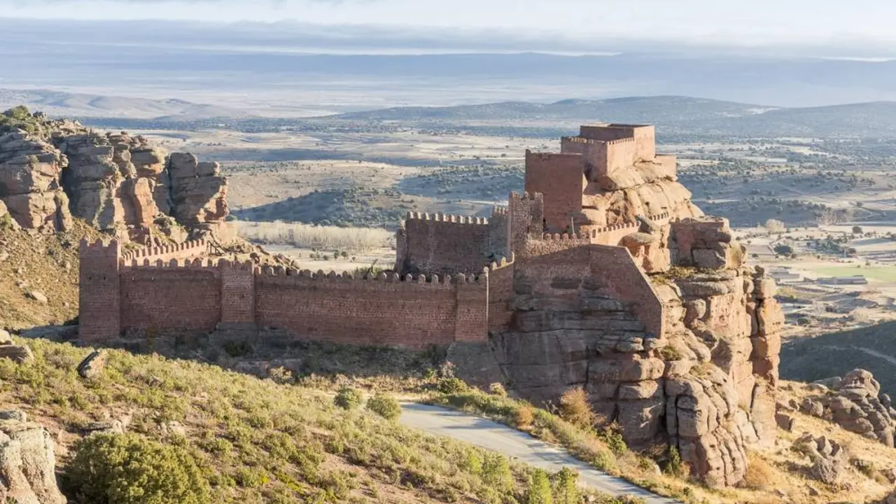 Teruel est&aacute; repleta de fortalezas medievales como el Castillo de Peracense / Turismo de Arag&oacute;n
