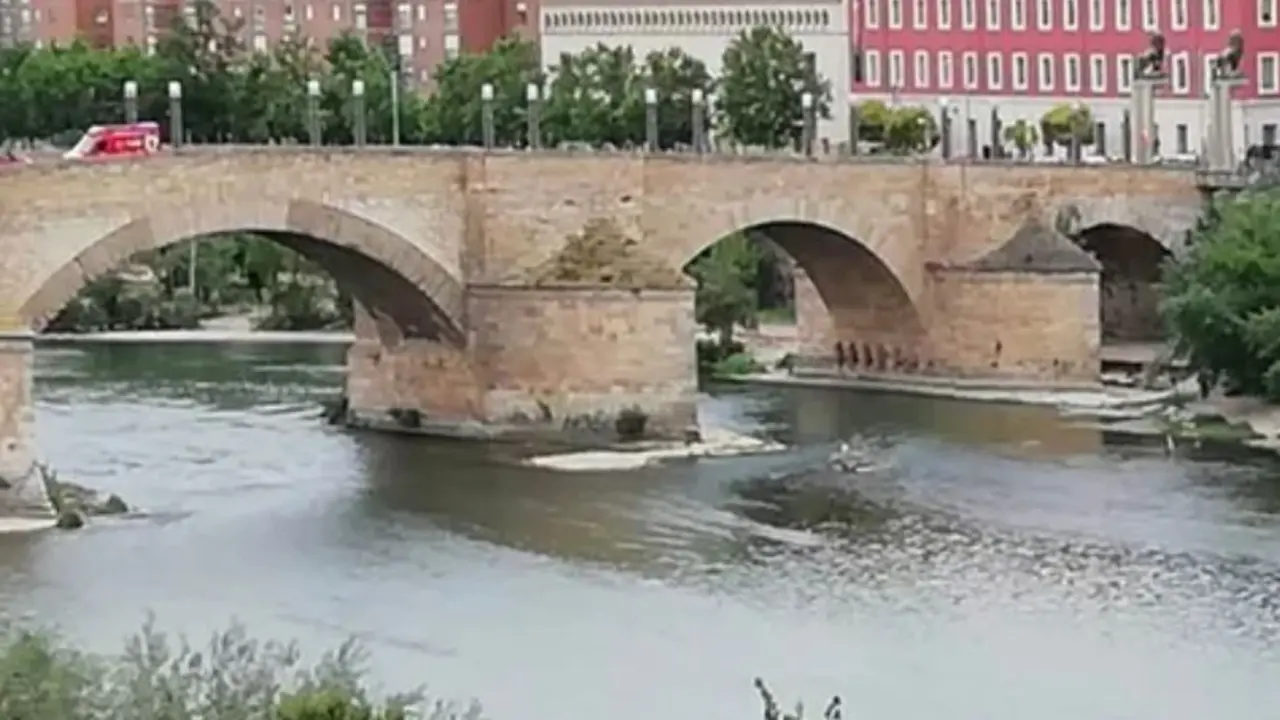 Imagen del cauce del r&iacute;o Ebro bajo el puente de Piedra. /E.P.