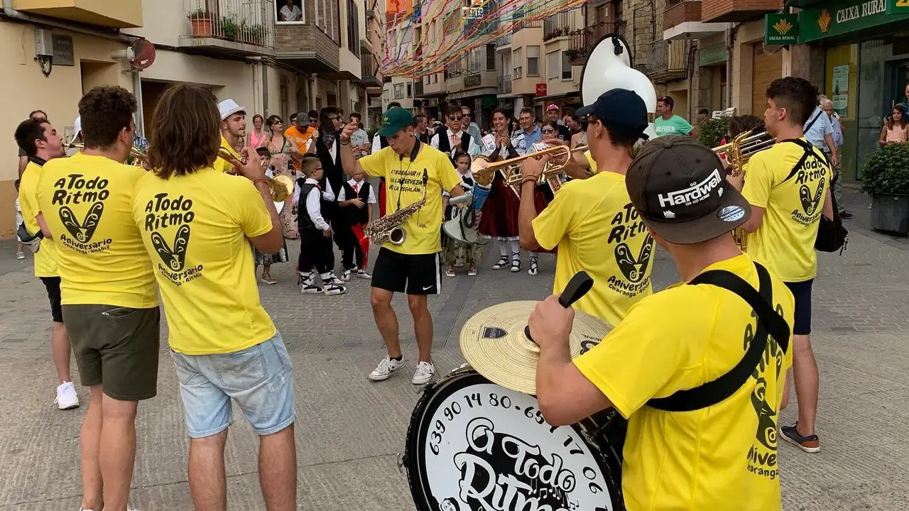 Imagen de archivo de la charanga A todo ritmo de Alca&ntilde;iz.