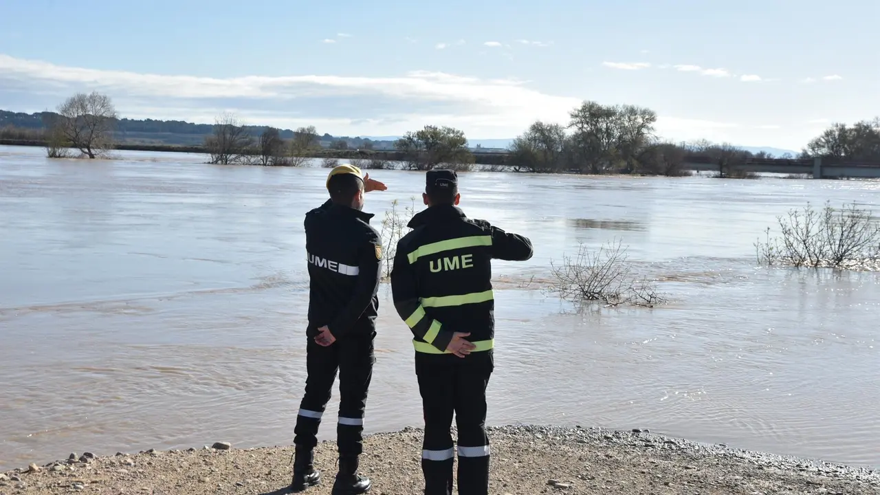 La UME en la crecida de Ebro en la Ribera Alta. / Ram&oacute;n Comet - Europa Press
