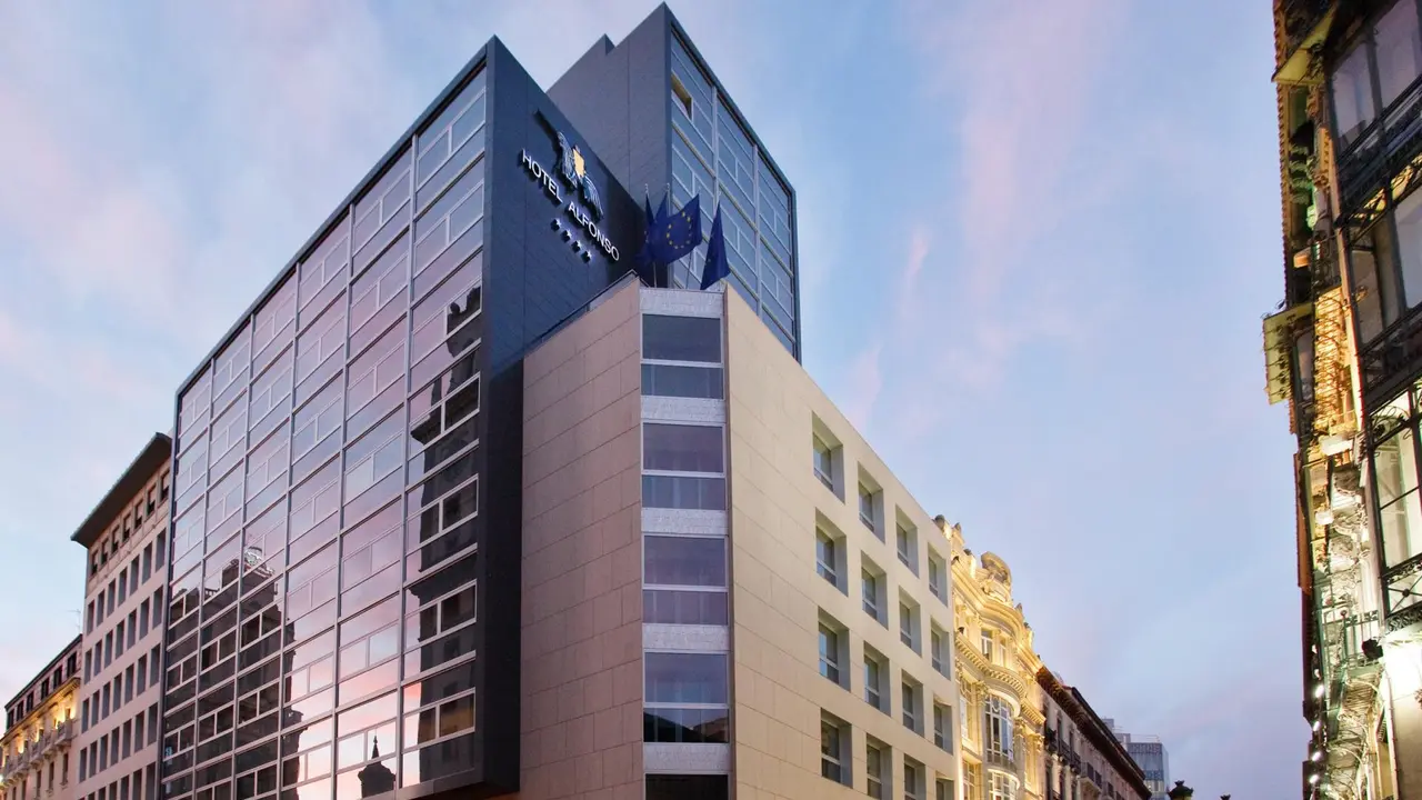 El hotel Alfonso, uno de los edificios de Bancal&eacute; en el centro de Zaragoza / HA