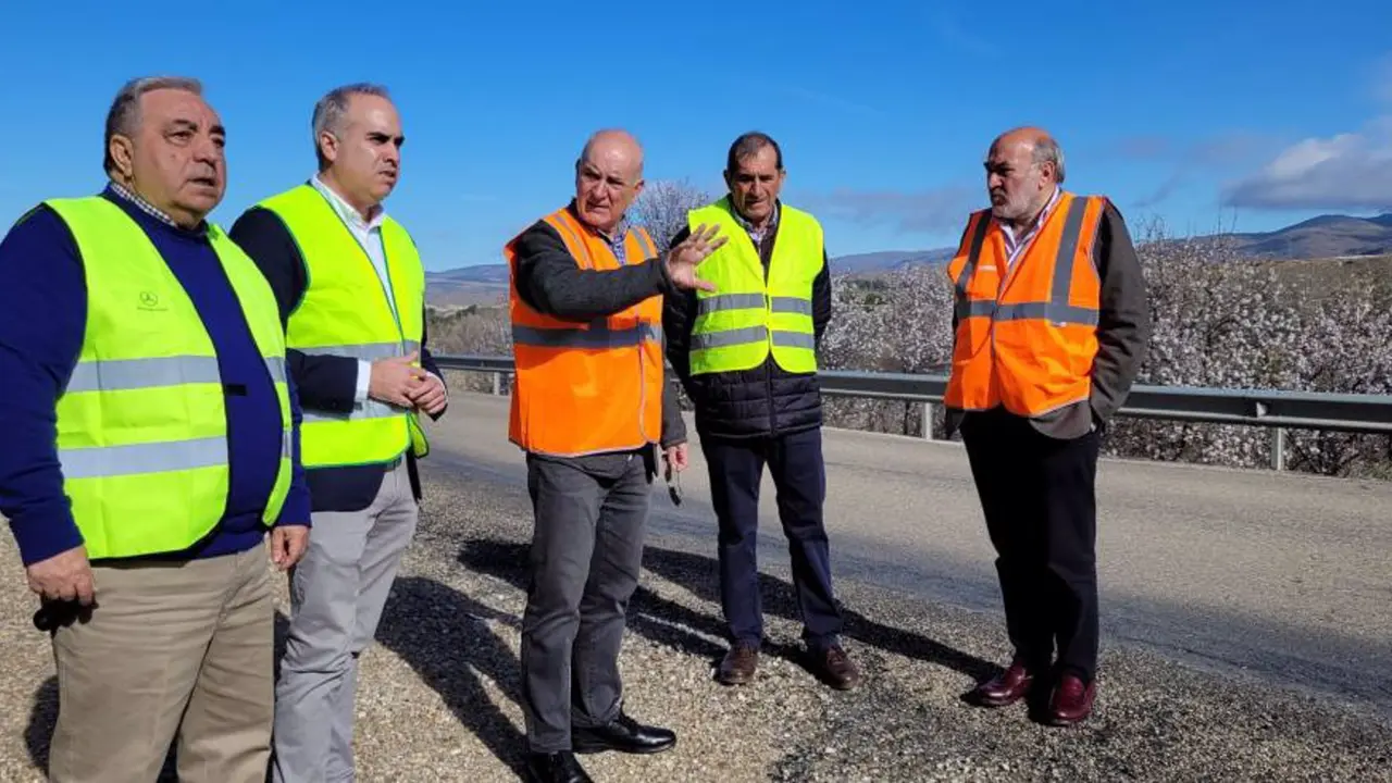 El director general de Carreteras del Gobierno de Arag&oacute;n, Miguel &Aacute;ngel Arminio, ha explicado a los alcaldes los detalles del arreglo de la A-1504 sobre el terreno. / GOBIERNO DE ARAG&Oacute;N