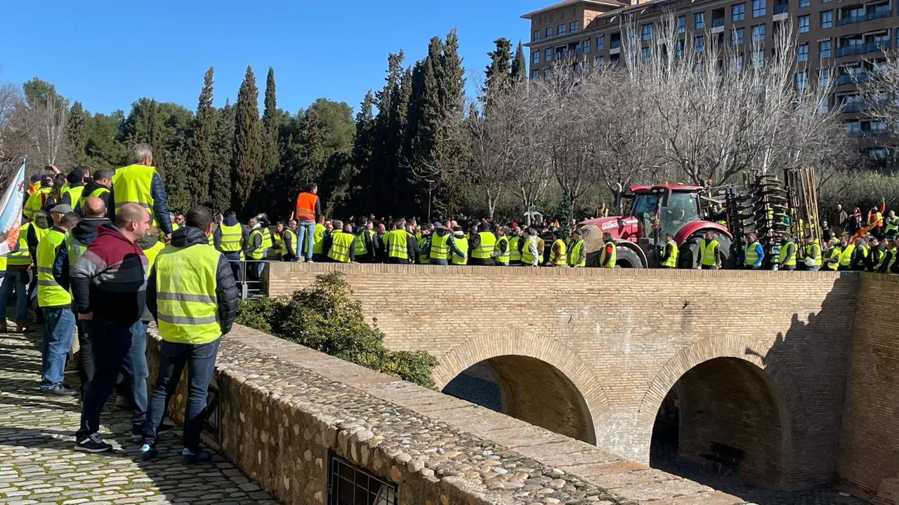 Los agricultores han bloqueado el acceso principal a La Aljafer&iacute;a. EP
