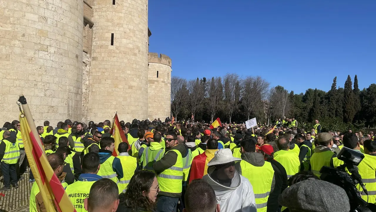 Cientos de agricultores y ganaderos se concentraron ante la entrada principal del Palacio de La Aljafer&iacute;a el a&ntilde;o pasado
