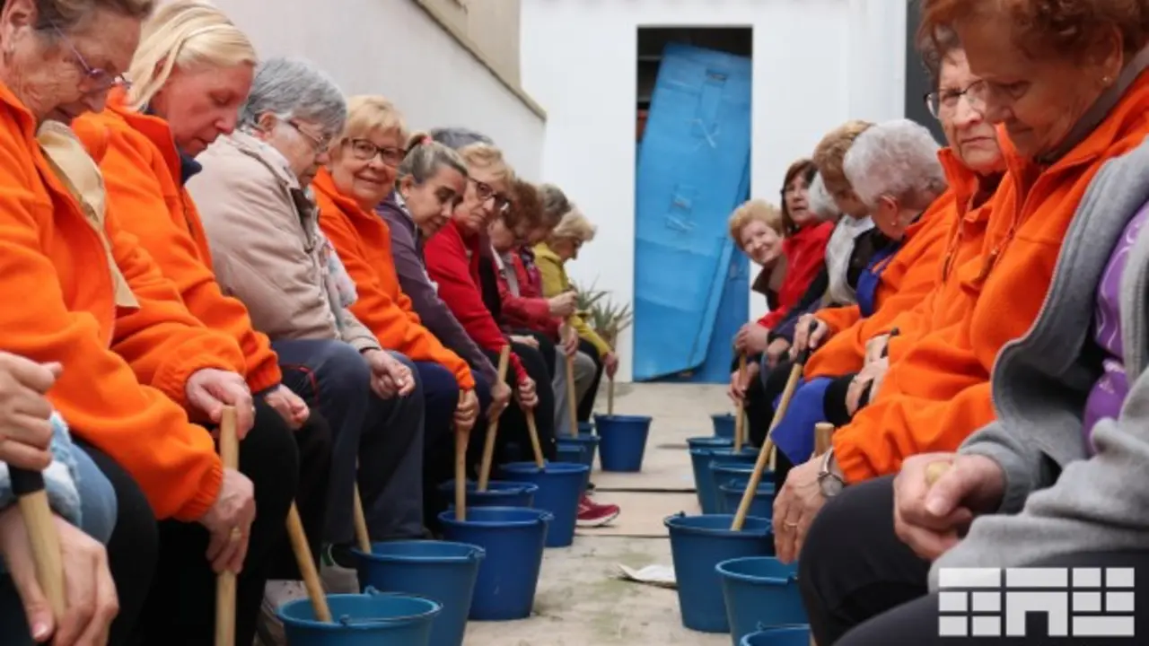 La elaboraci&oacute;n de jab&oacute;n artesanal es uno de los actos m&aacute;s tradicionales  de la semana cultural de Mequinenza. / AYTO. MEQUINENZA