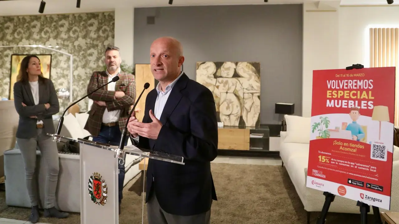 El consejero municipal de Econom&iacute;a, Transformaci&oacute;n Digital y Transparencia del Ayuntamiento de Zaragoza, Carlos Gimeno, presenta esta nueva edici&oacute;n de 'Volveremos'. AZ