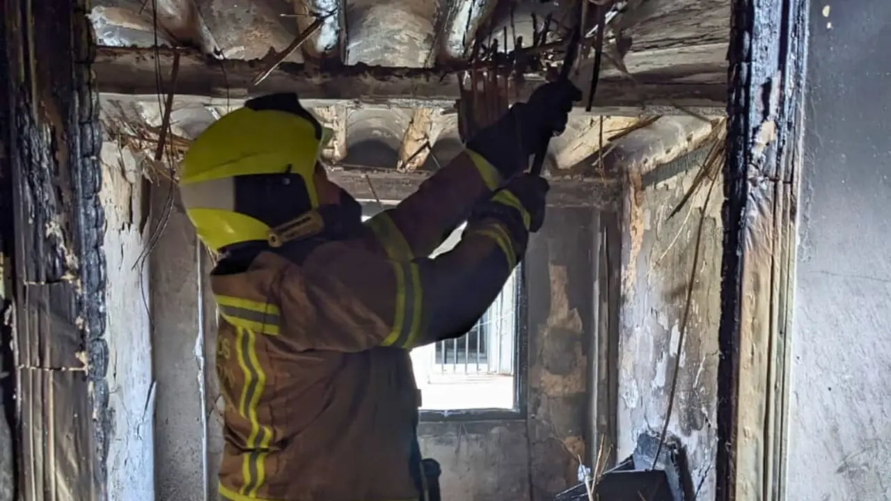 Bomberos de Barbastro trabajan en el incendio de una vivienda en Monz&oacute;n. / DPH