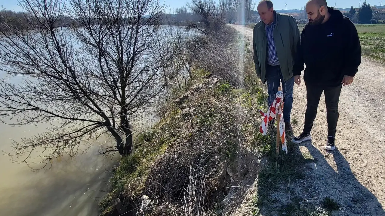 El alcalde de El Burgo de Ebro, Vicente Royo, a la izquierda, a pie de r&iacute;o. / AYTO. EL BURGO