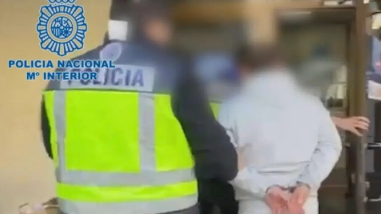 Imagen de la detenci&oacute;n de una mula en una operaci&oacute;n policial / P.N.