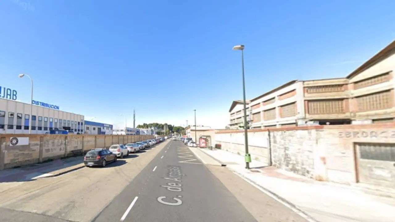 La calle Argualas, con un pol&iacute;gono industrial en la ciudad consolidada / HA