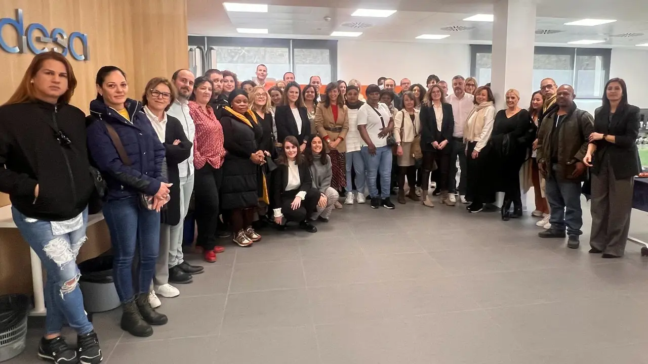 Voluntarios y participantes en el programa Cambiando Vidas, en la sede de Endesa en Zaragoza.