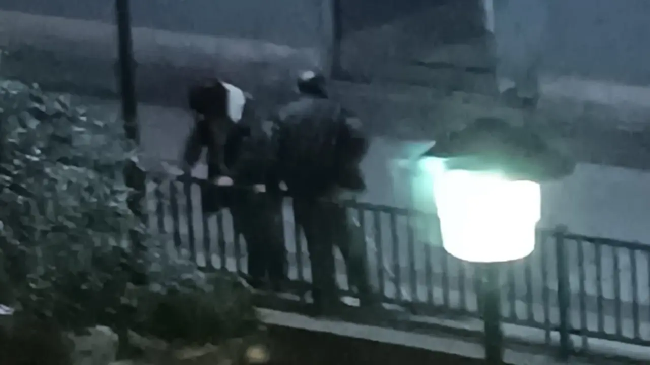 Imagen de dos de los sintecho junto a la rampa de acceso al garaje / H.A.