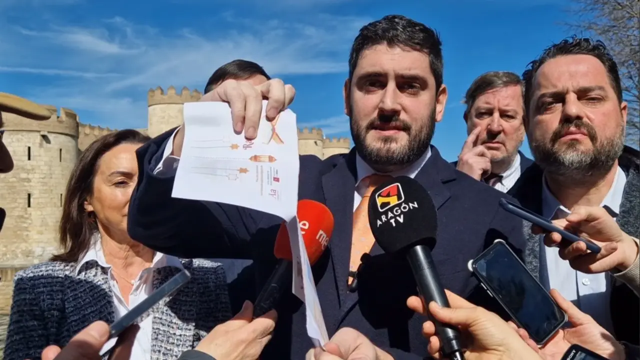 Nolasco, tras mostrar el documento, lo ha roto delante de los medios de comunicaci&oacute;n / VOX