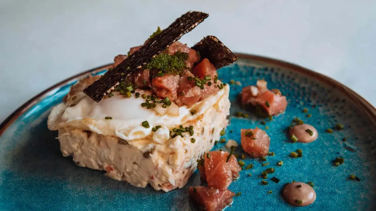 Ensaladilla disfrutona con tartar de at&uacute;n rojo, huevo frito y chips de alga. /El Disfrut&oacute;n