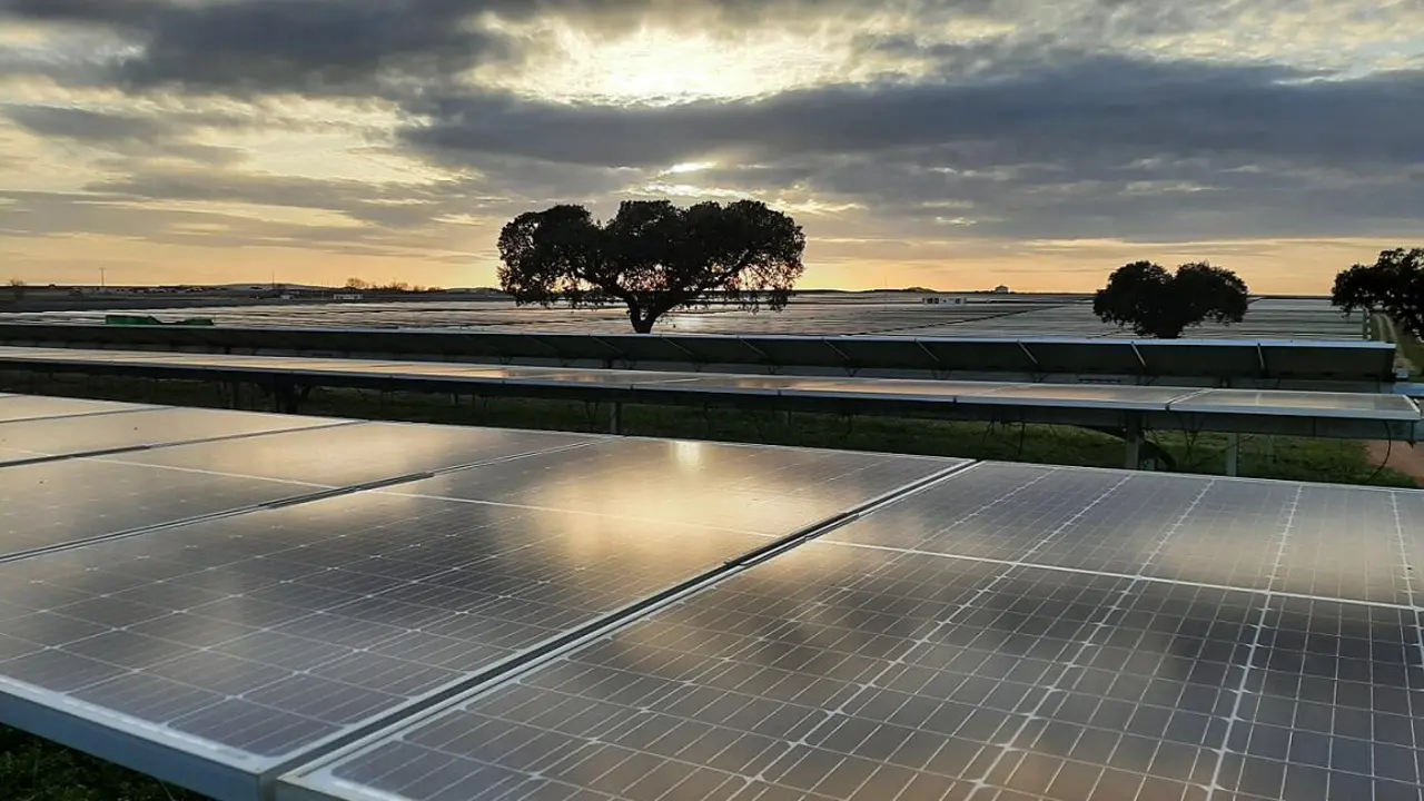 Con la planta industrial de tratamiento de paneles fotovoltaicos que FCC &Aacute;mbito acaba de inaugurar en Cadrete (Zaragoza) como activo de referencia