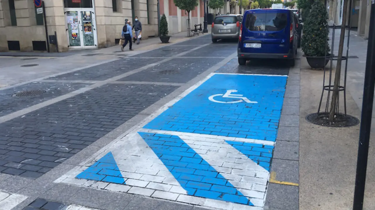 No es legal aparcar en una plaza para personas con movilidad reducida