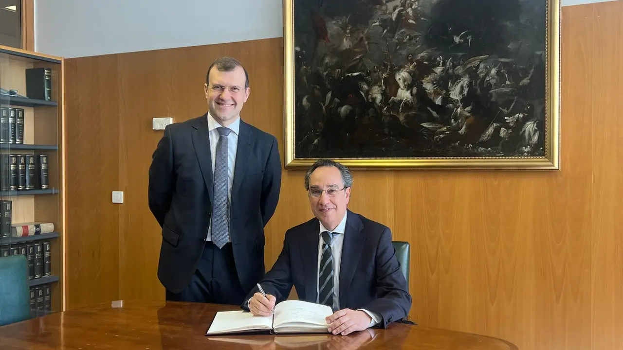  El director de la Escuela de Ingenier&iacute;a y Arquitectura, Jos&eacute; Antonio Yag&uuml;e Fabra (de pie), y el director general de Endesa en Arag&oacute;n, Ignacio Montaner Guti&eacute;rrez.