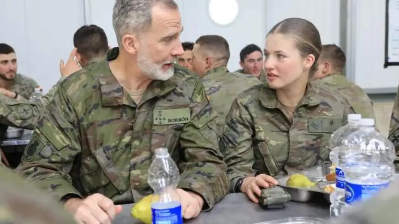 El Rey Felipe VI y Leonor comiendo con el resto de estudiantes / Casa de S.M. el Rey
