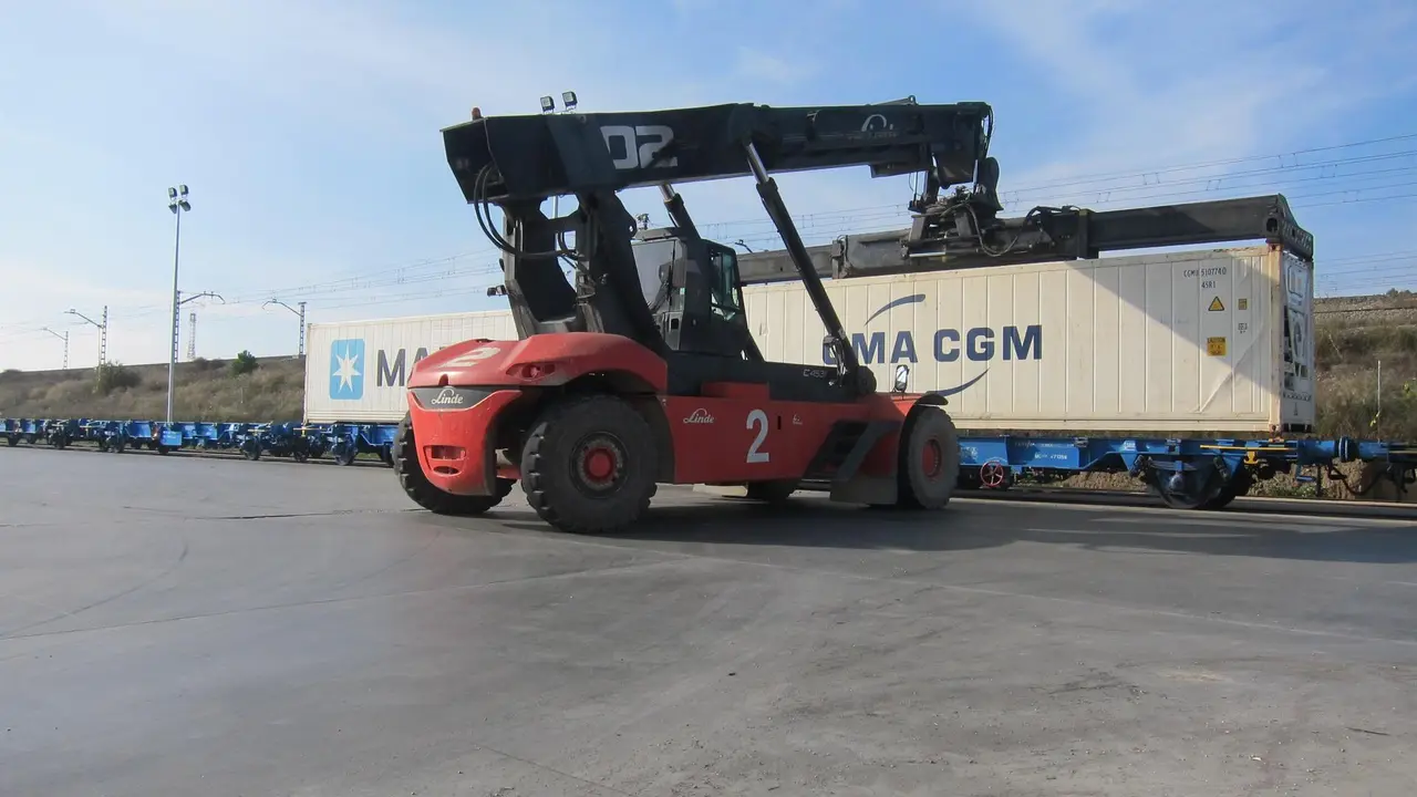 Potro deposita contenedor de mercanc&iacute;as en plataforma ferroviaria de TMZ / Europa Press