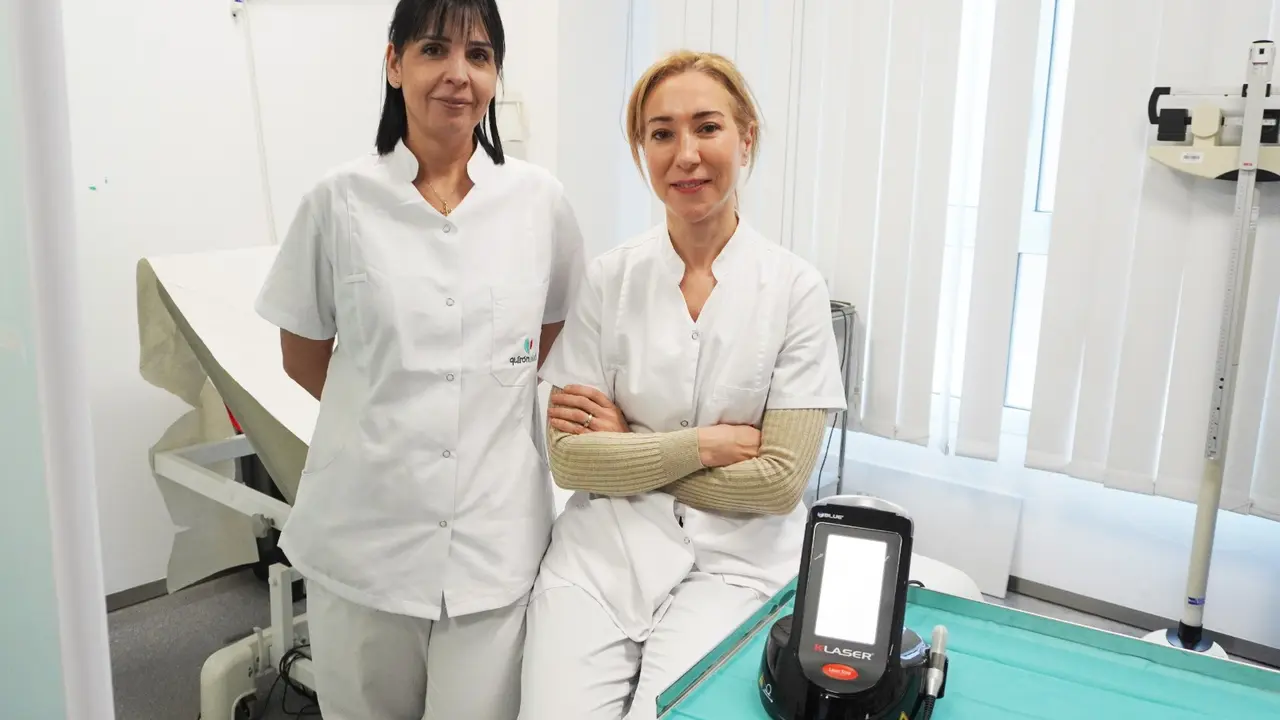 A la izquierda, Cristina Esquinas, gerente del Instituto de Cirug&iacute;a Pl&aacute;stica y Medicina Est&eacute;tica Quir&oacute;nsalud Zaragoza, junto a la doctora Cristina Selva, especialista en medicina est&eacute;tica.