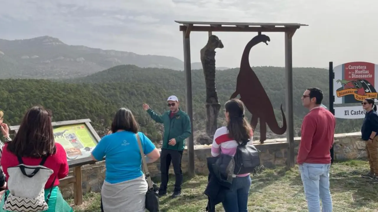 El paleont&oacute;logo Josu&eacute; Garc&iacute;a Cobe&ntilde;a mostrando una de las paradas que conforman el Dinopaseo por El Castellar y su excepcional paisaje natural incluido dentro de la Red Natura 2000 del Gobierno de Arag&oacute;n.