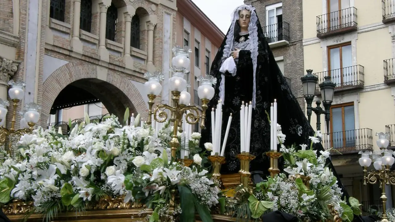 La Virgen de los Dolores, a su paso por el Mercado Central / HA