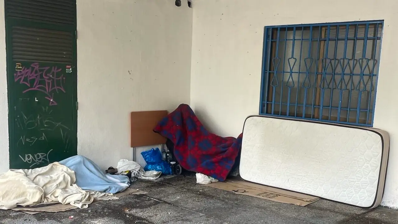 Al hostal ilegal en el local hay que a&ntilde;adir la presencia de algunos sintecho en los exteriores / H.A.