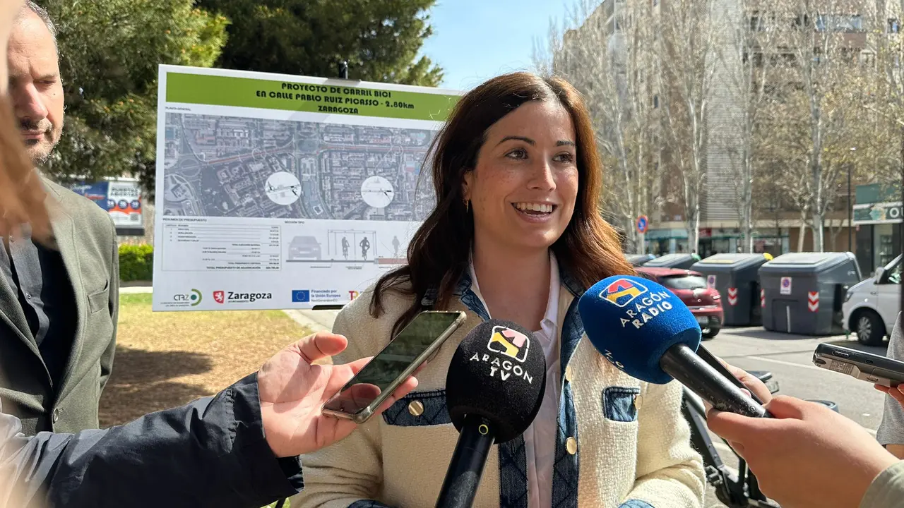 La consejera del Ayuntamiento de Zaragoza, Tatiana Gaudes, en la apertura del nuevo carril bici del Actur. / AYTO. ZARAGOZA