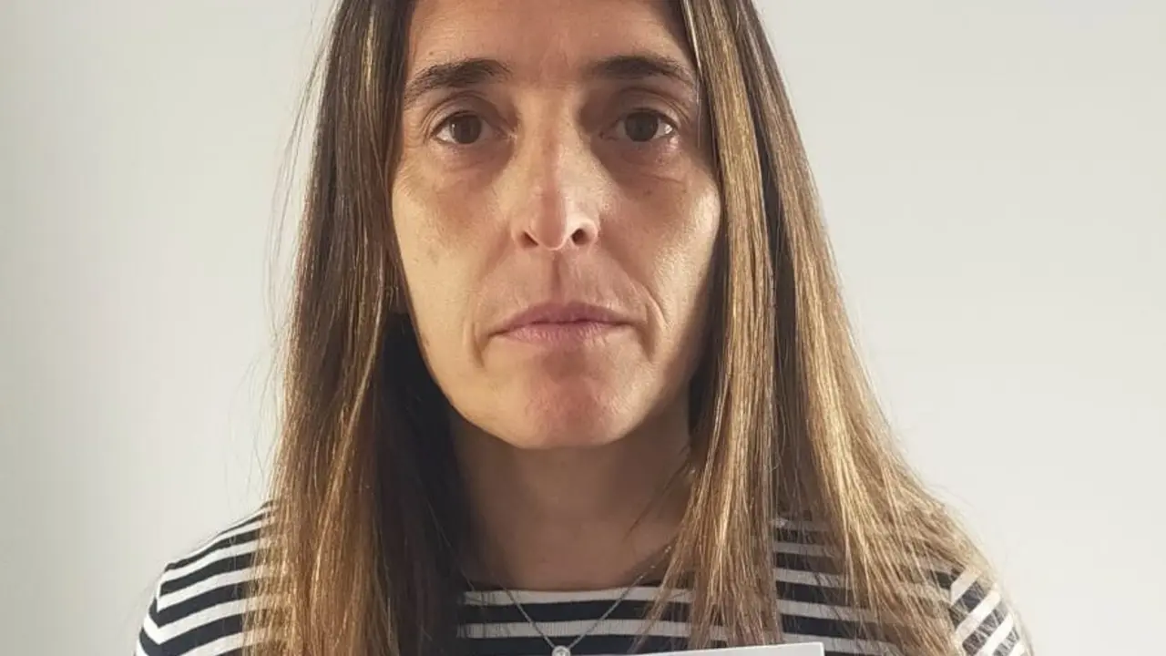Bego&ntilde;a Tomas muestra la sentencia que anula la resoluci&oacute;n del Servicio Provincial de Teruel, y le reconoce la reducci&oacute;n para el cuidado de su hijo menor enfermo /Cedida a H.A.