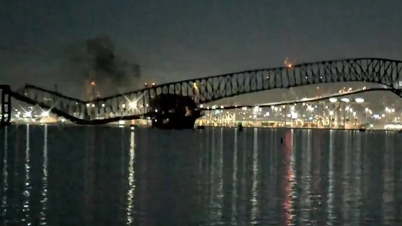 Momento en el que el puente de Baltimore colapsaba y ca&iacute;a al agua. / Redes sociales